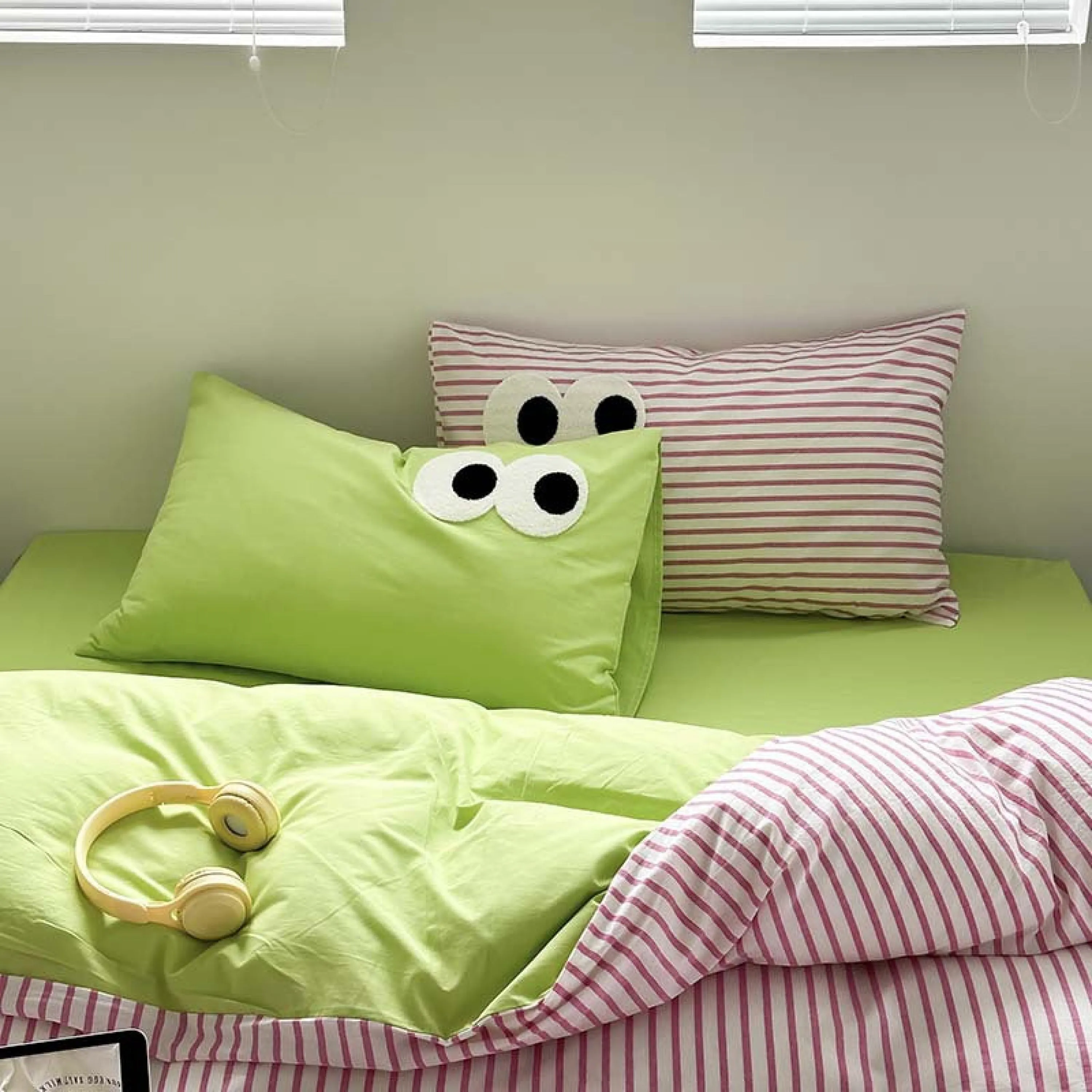 Assorted Googly Eyes Patterned Pillowcases
