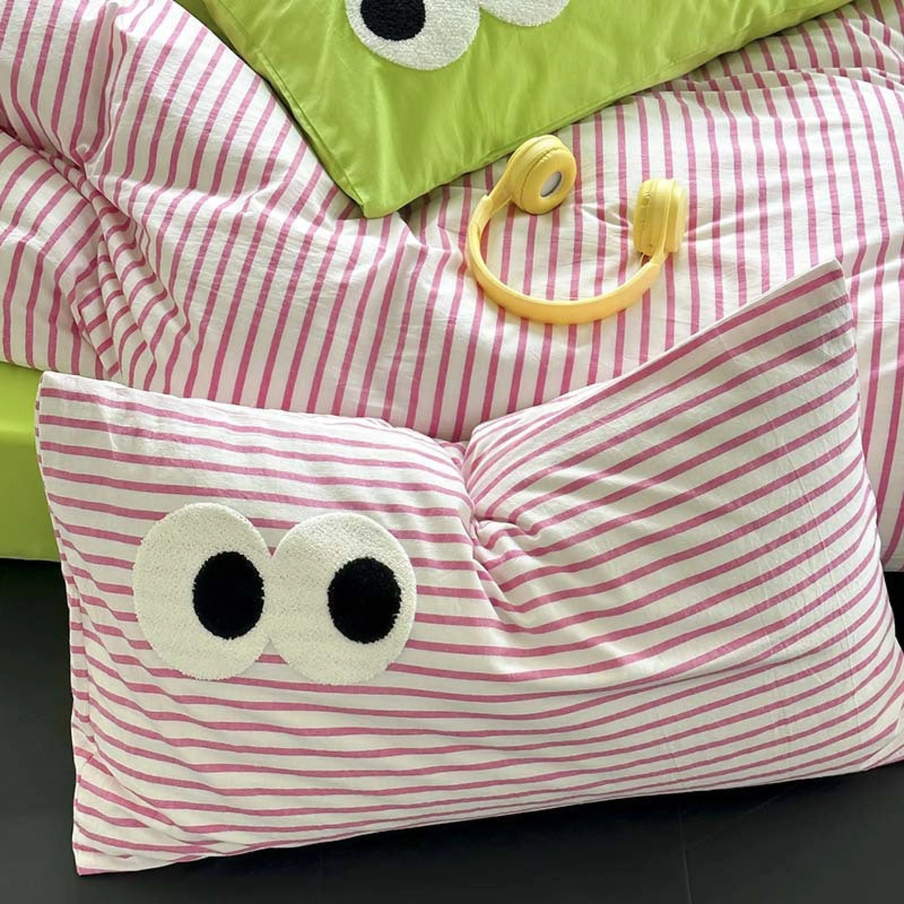 Assorted Googly Eyes Patterned Pillowcases