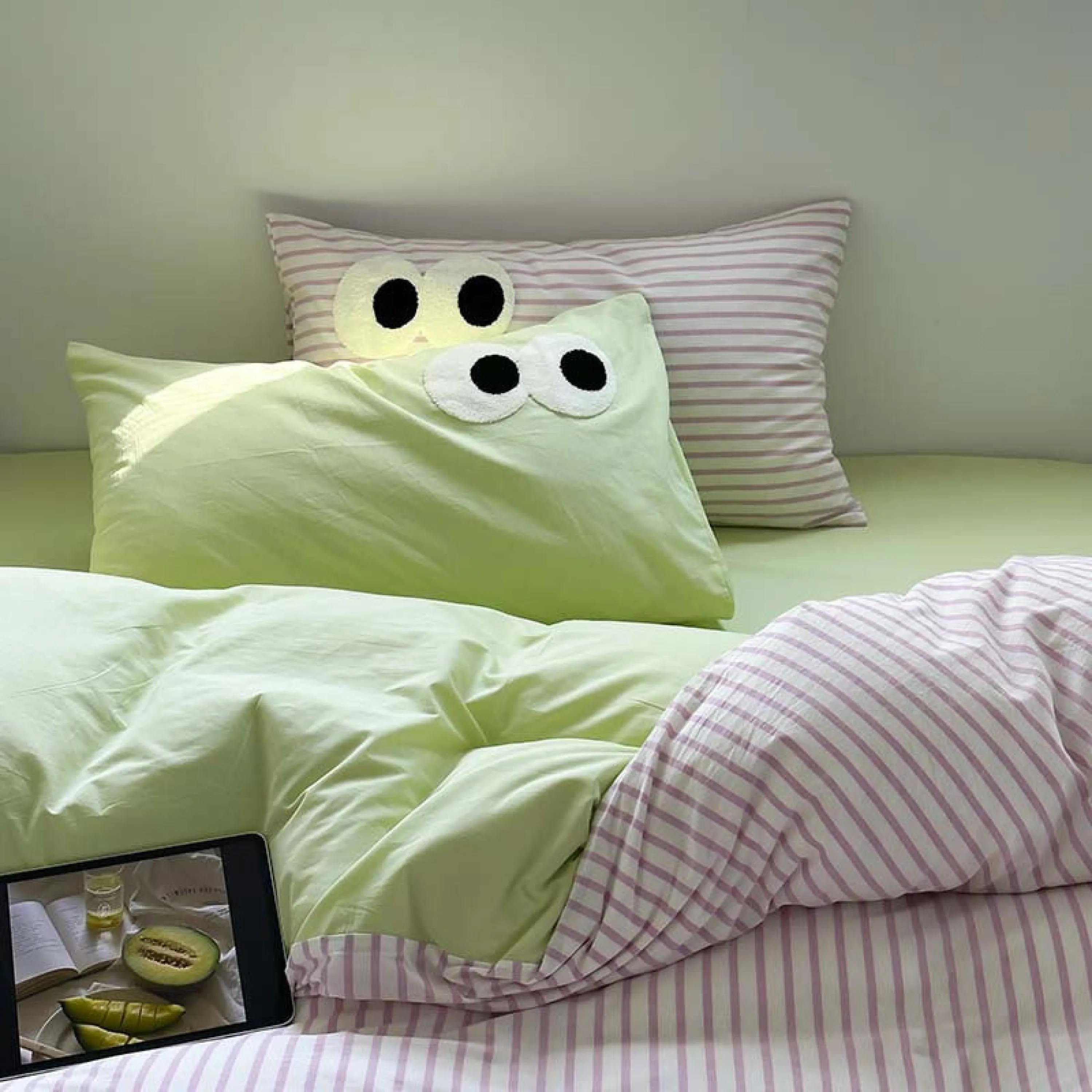 Assorted Googly Eyes Patterned Pillowcases