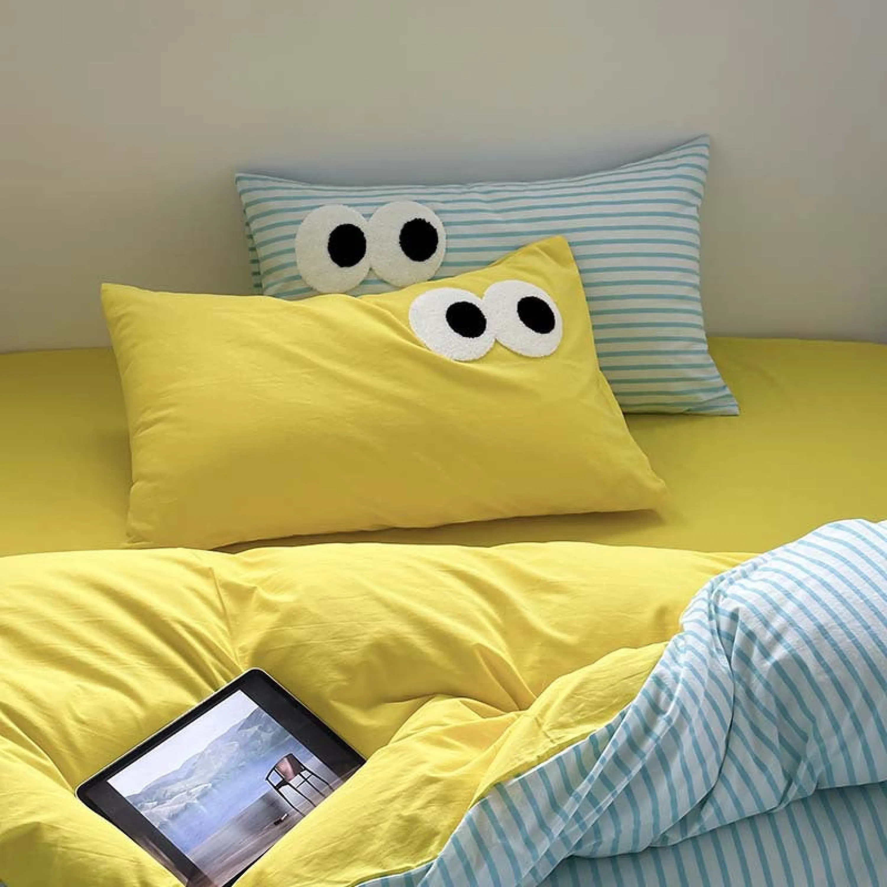 Assorted Googly Eyes Patterned Pillowcases