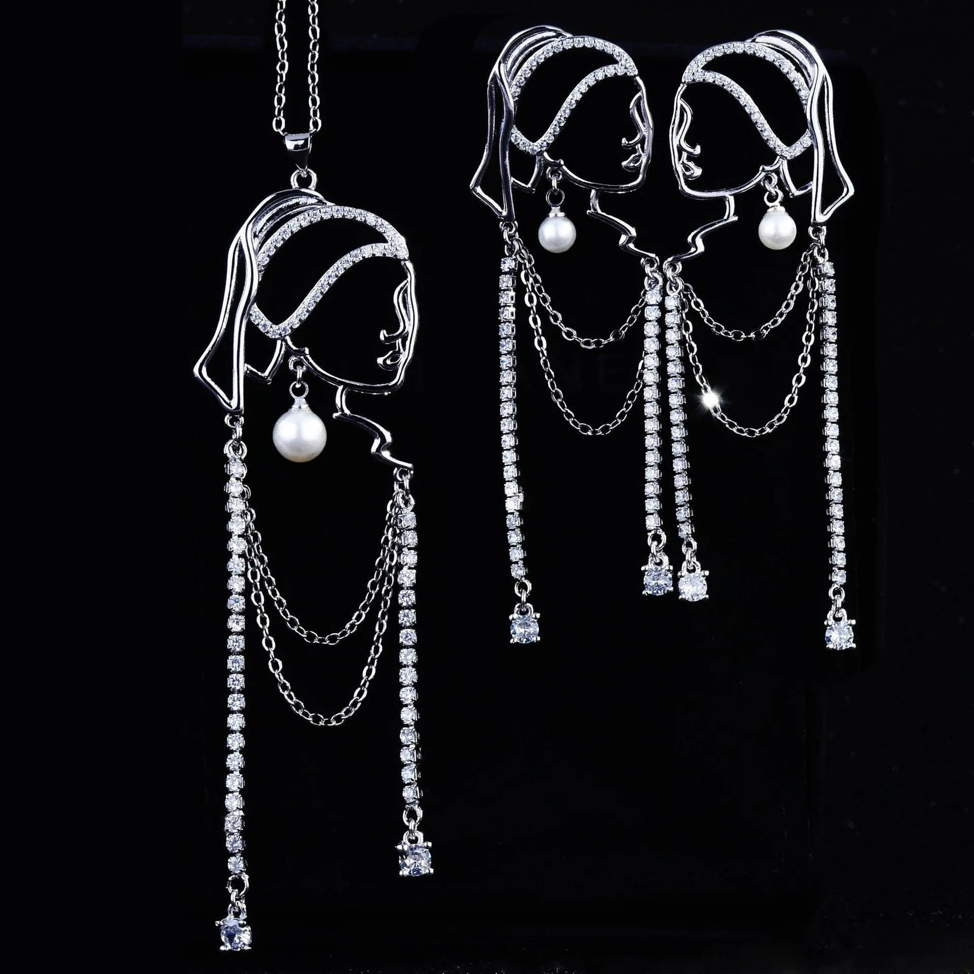 Girl with the Pearl Necklace set